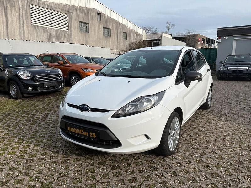 Frozen white Gebraucht 2011 Ford Fiesta Ambiente Limousine | 3.750 € (Fairer Preis) - Bild 1/4