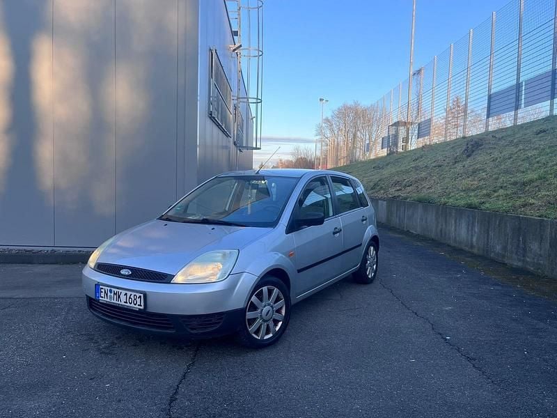 Grau Gebraucht 2002 Ford Fiesta Limousine | 749 € (Fairer Preis) - Bild 1/4