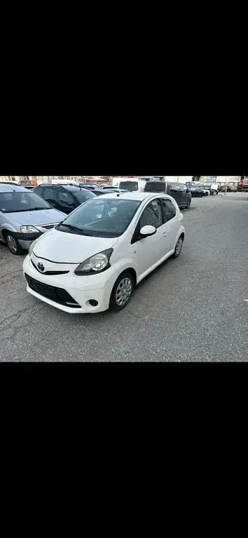 Używany Toyota Aygo 68 KM (50 kW) 2012 Biały Hatchback
