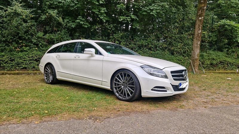 Weiß Gebraucht 2013 Mercedes CLS350 Shooting Brake Kombi | 25.999 € - Bild 1/4