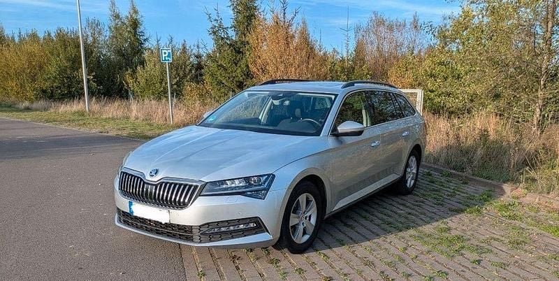 Silber Gebraucht 2020 Skoda Superb Ambition Kombi | 19.999 € (Teuer) - Bild 1/4