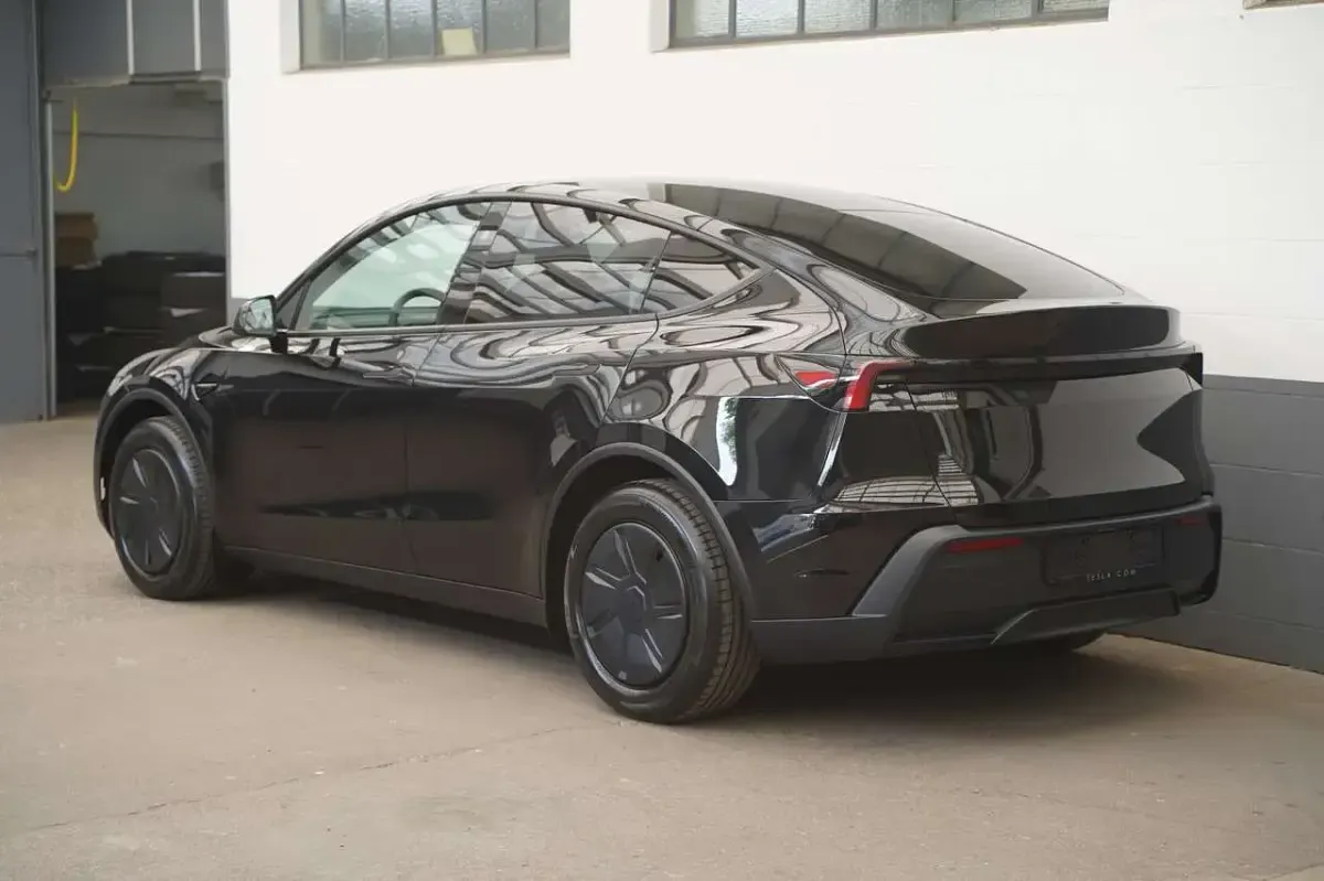 New Tesla Model Y Standard Range 219 kW (299 HP) 2026 Black SUV