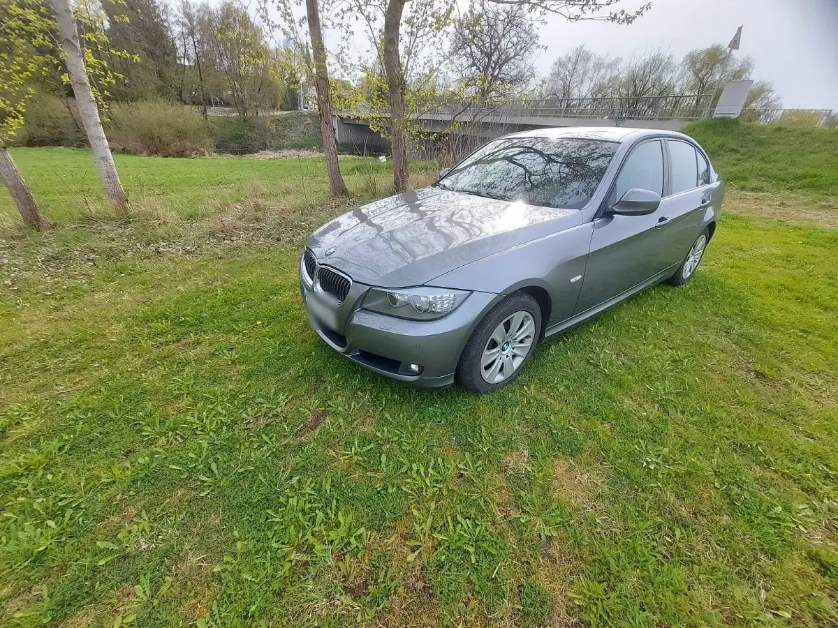 Gebraucht BMW 318 143 PS (105 kW) 2009 Silber Limousine