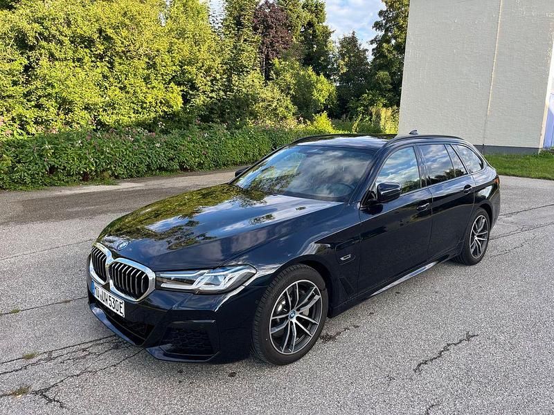 Schwarz Gebraucht 2023 BMW 530e M Sport Kombi | 40.990 € (Guter Preis) - Bild 1/4