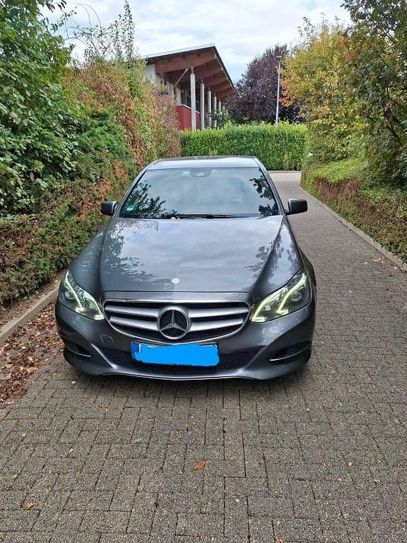 Grau Gebraucht 2015 Mercedes E220 Limousine | 17.000 € (Fairer Preis) - Bild 1/4