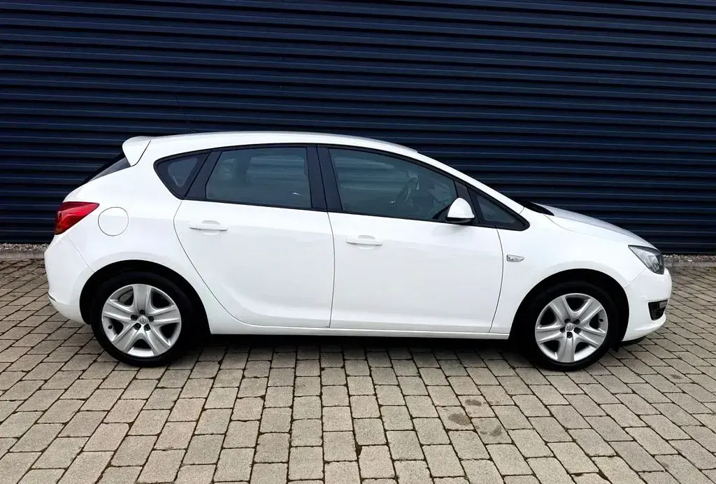 Gebraucht Opel Astra 101 PS (74 kW) 2013 Weiß Limousine