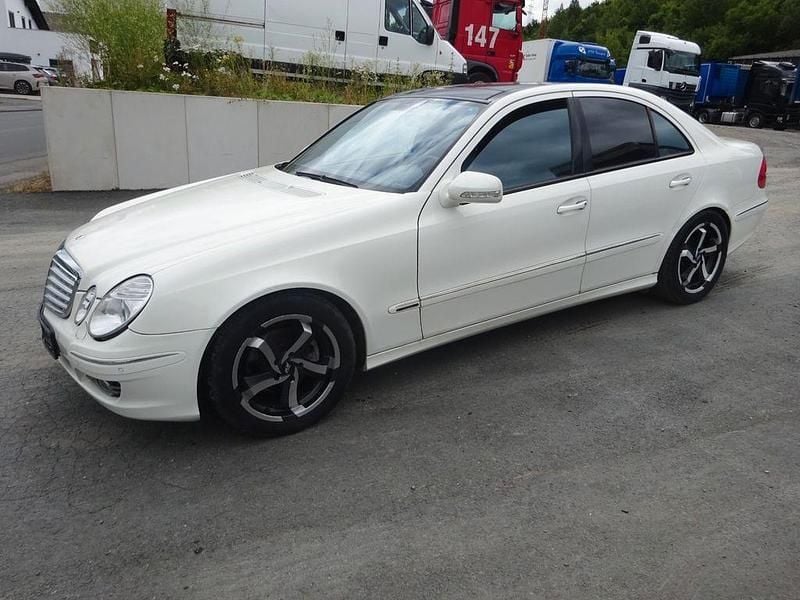 Weiß Gebraucht 2009 Mercedes E300 Limousine | 6.500 € - Bild 1/4