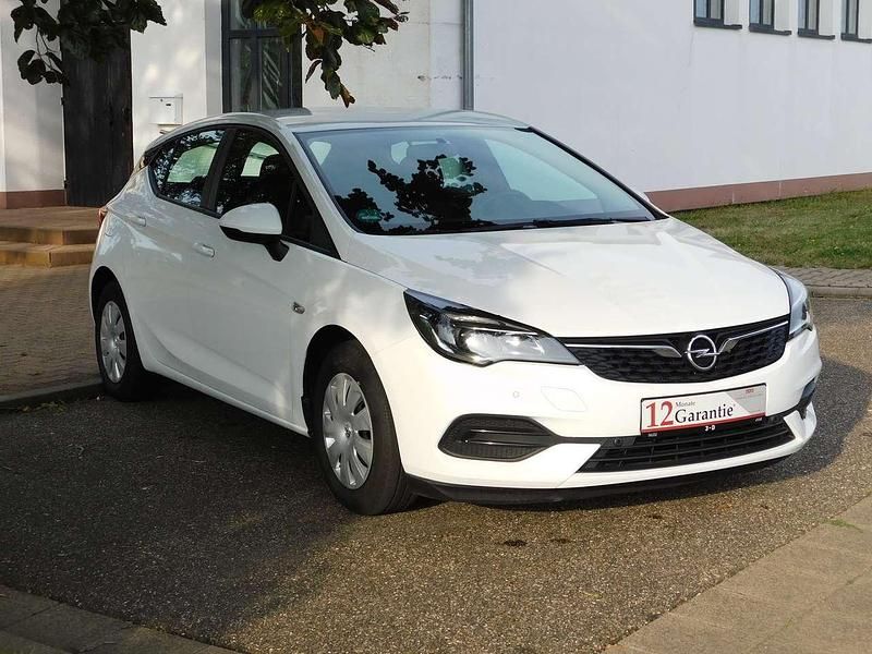 Schneeweiss/summitwhite/arctic Gebraucht 2020 Opel Astra Limousine | 11.980 € (Fairer Preis) - Bild 1/4