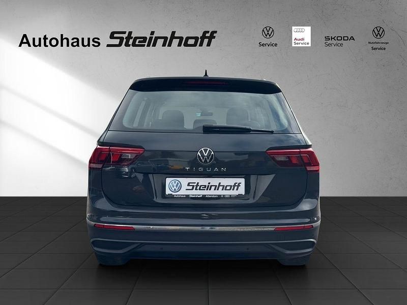 Gebraucht VW Tiguan 131 PS (96 kW) 2022 Grau SUV