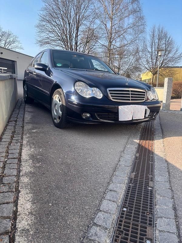 Blau Gebraucht 2006 Mercedes C220 Limousine | 2.800 € - Bild 1/4
