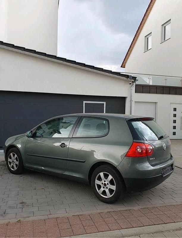 Grau Gebraucht 2004 VW Golf V Kleinwagen | 2.299 € (Fairer Preis) - Bild 1/4