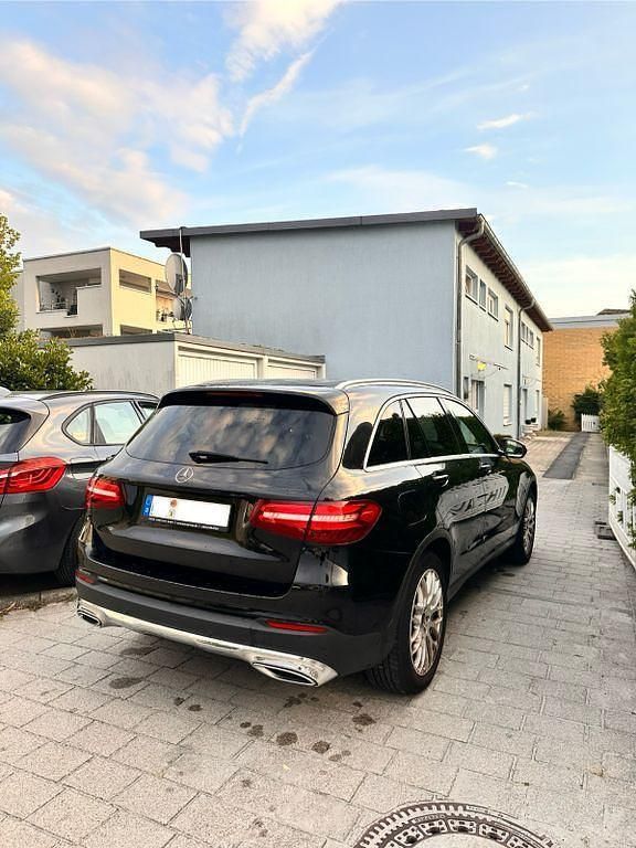 Schwarz Gebraucht 2017 Mercedes GLC220 SUV | 20.900 € (Fairer Preis) - Bild 1/4