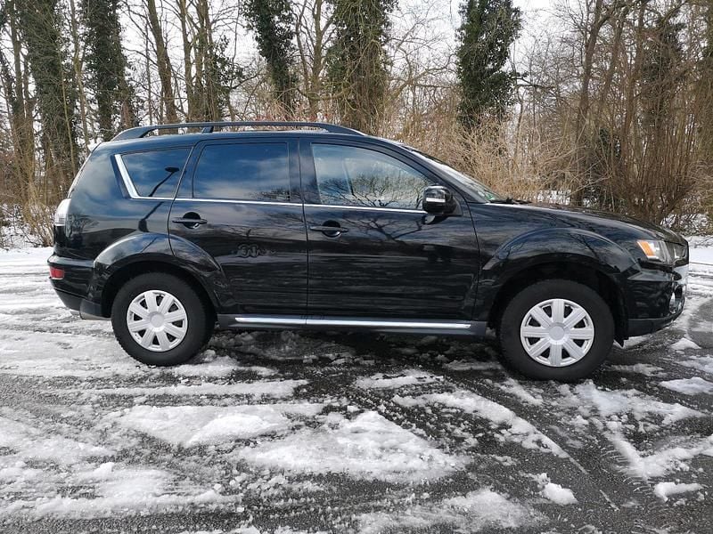 Gebraucht Mitsubishi Outlander Edition 147 PS (108 kW) 2011 Schwarz SUV