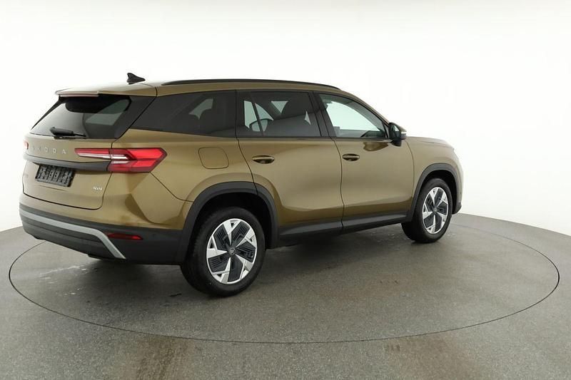 Neu Skoda Kodiaq Selection 193 PS (141 kW) 2025 Gold bronze metallic SUV