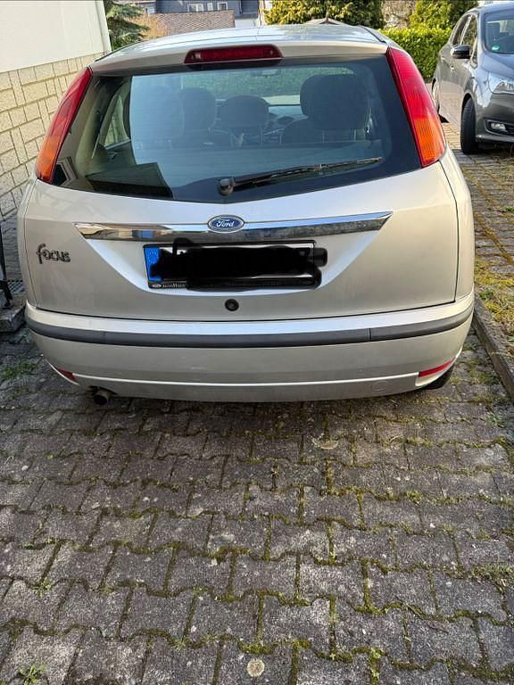 Second-hand Ford Focus 101 CP (74 kW) 2001 Argintiu Berlinǎ