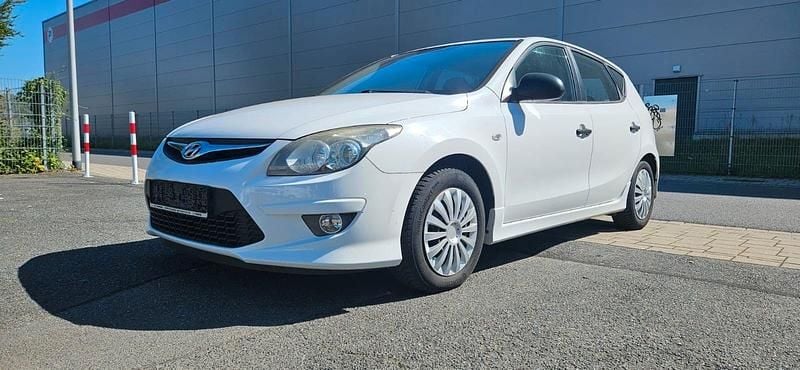 Weiß Gebraucht 2010 Hyundai i30 Classic Limousine | 1.290 € (Superpreis) - Bild 1/4