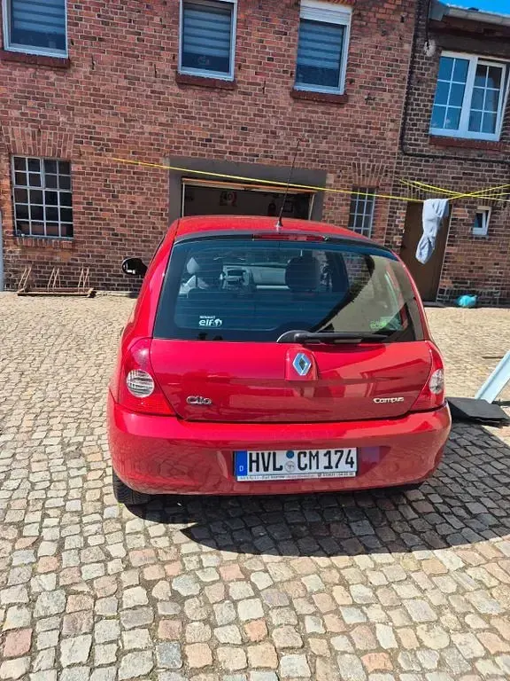 Używany Renault Clio II Authentique 58 KM (42 kW) 2010 Czerwony Sedan/Limuzyna