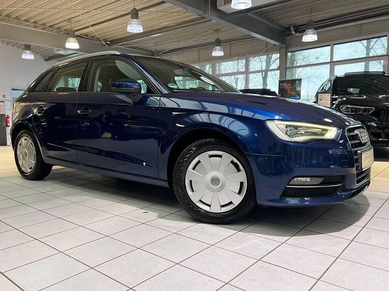 Blau Gebraucht 2014 Audi A3 Attraction Limousine | 7.490 € - Bild 1/4