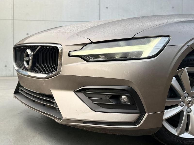 Gebraucht Volvo V60 Momentum 150 PS (110 kW) 2019 Grau Kombi