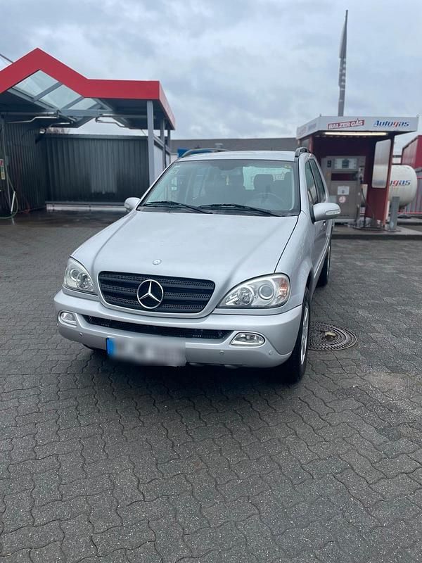 Gebraucht Mercedes ML270 203 PS (149 kW) 2004 Silber SUV