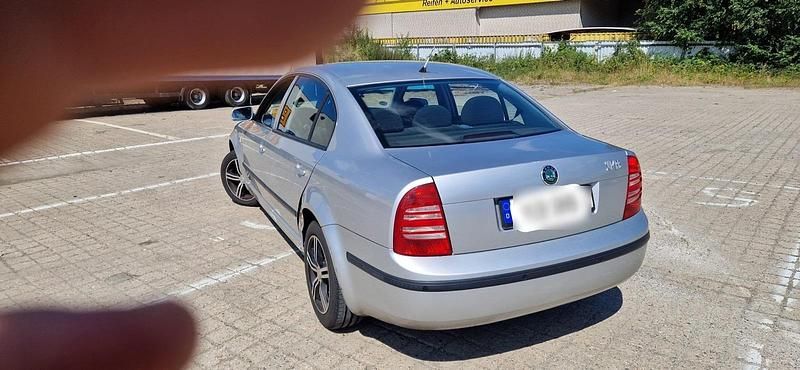 Gebraucht Skoda Superb 150 PS (110 kW) 2004 Silber Limousine