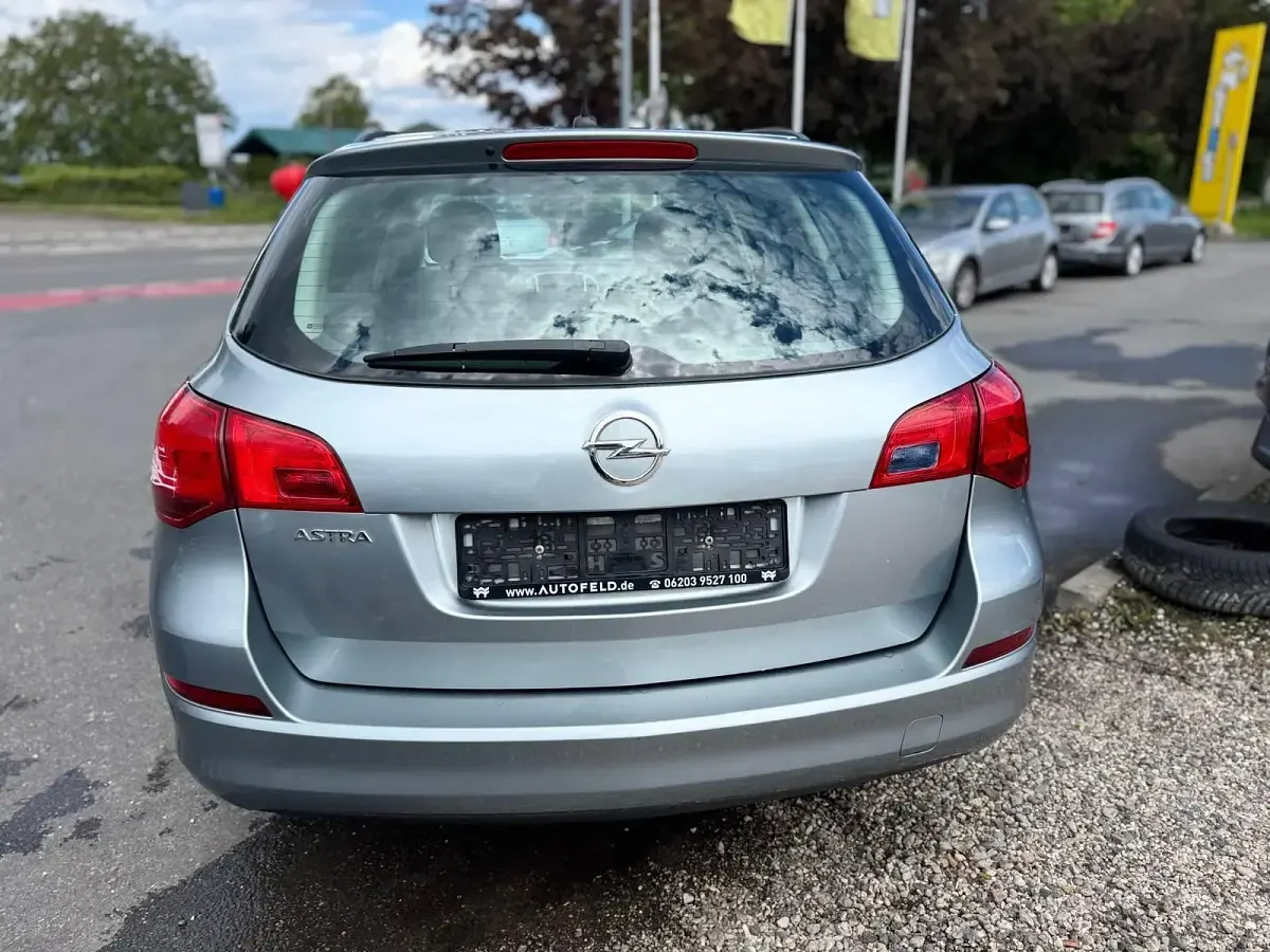 Gebraucht Opel Astra Edition 116 PS (85 kW) 2011 Grau Kombi