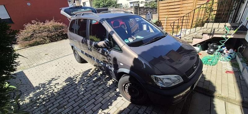 Braun Gebraucht 2000 Opel Zafira Van / Kleinbus | 2.900 € (Teuer) - Bild 1/4