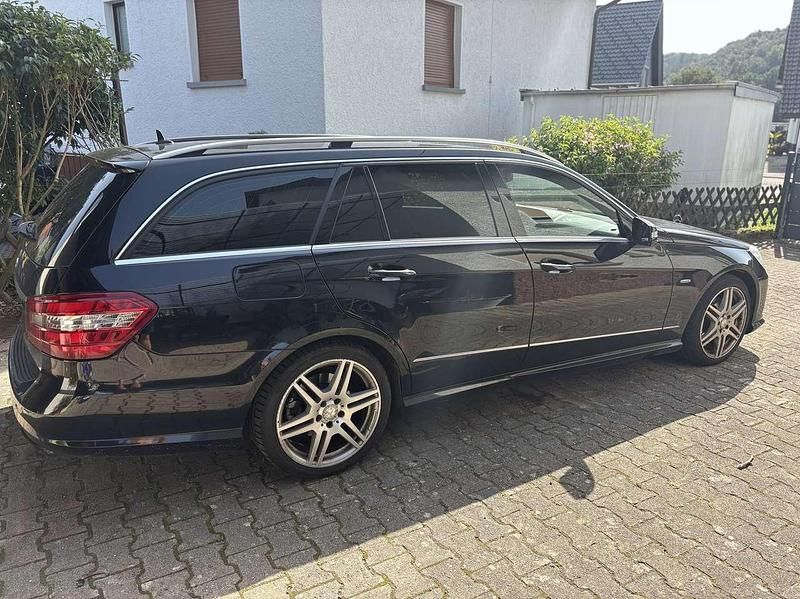 Schwarz Gebraucht 2010 Mercedes E350 Avantgarde Kombi | 15.999 € (Teuer) - Bild 1/4