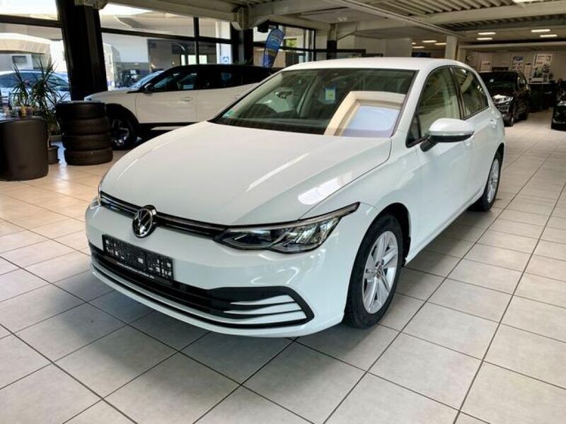 Pure white/weiß (metallic) Gebraucht 2020 VW Golf VIII Life Limousine | 21.980 € (Fairer Preis) - Bild 1/4