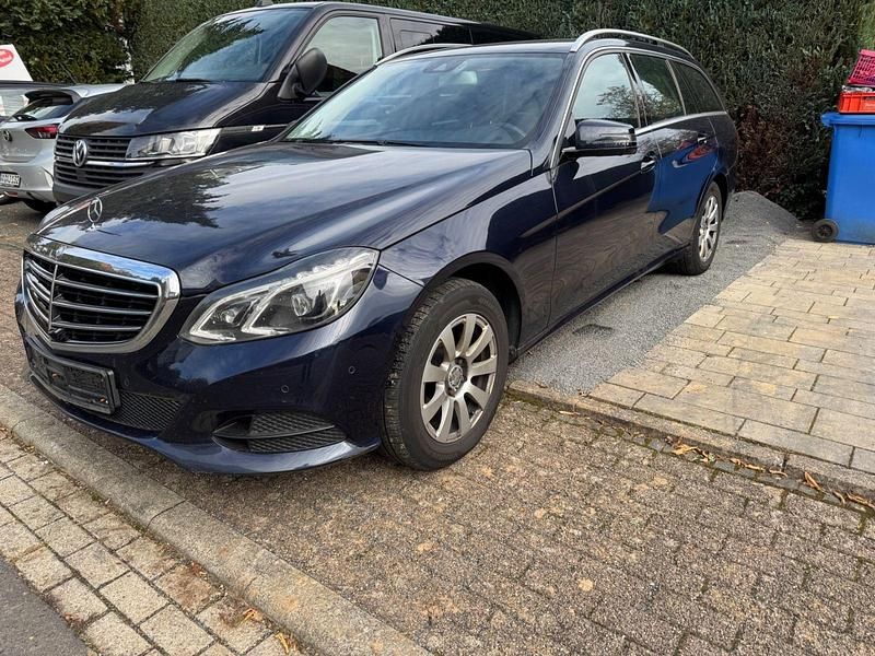 Blau Gebraucht 2014 Mercedes E220 Edition Kombi | 10.000 € (Guter Preis) - Bild 1/4