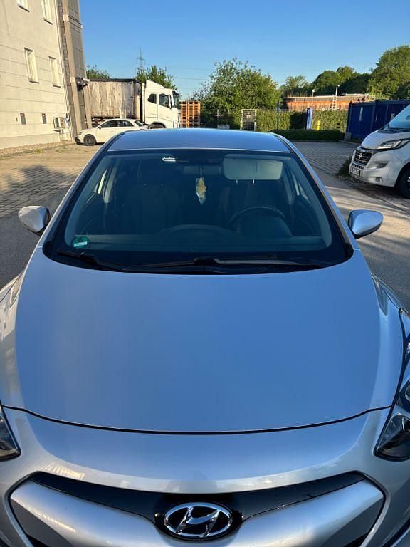 Gebraucht Hyundai i30 Trend 99 PS (72 kW) 2013 Silber Limousine