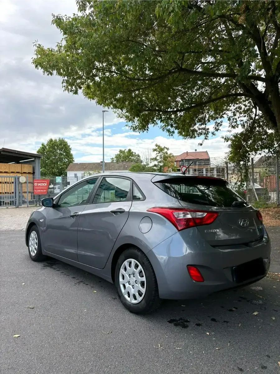 Gebraucht Hyundai i30 100 PS (73 kW) 2013 Grau Kleinwagen
