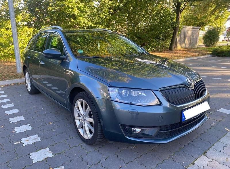 Grau Gebraucht 2016 Skoda Octavia Joy Kombi | 10.990 € (Fairer Preis) - Bild 1/4