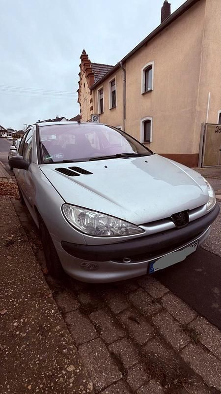 Grau Gebraucht 2003 Peugeot 206 Kleinwagen | 1.700 € (Fairer Preis) - Bild 1/4