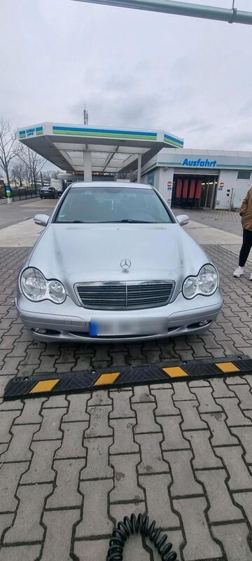 Silber Gebraucht 2002 Mercedes 200 Limousine | 1.999 € - Bild 1/4