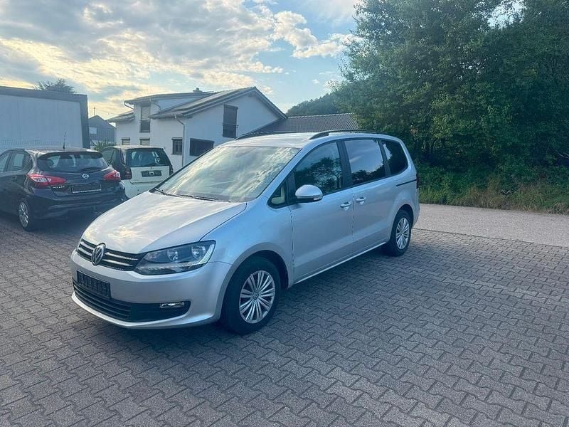 Gebraucht VW Sharan Trendline 150 PS (110 kW) 2019 Silber Van / Kleinbus