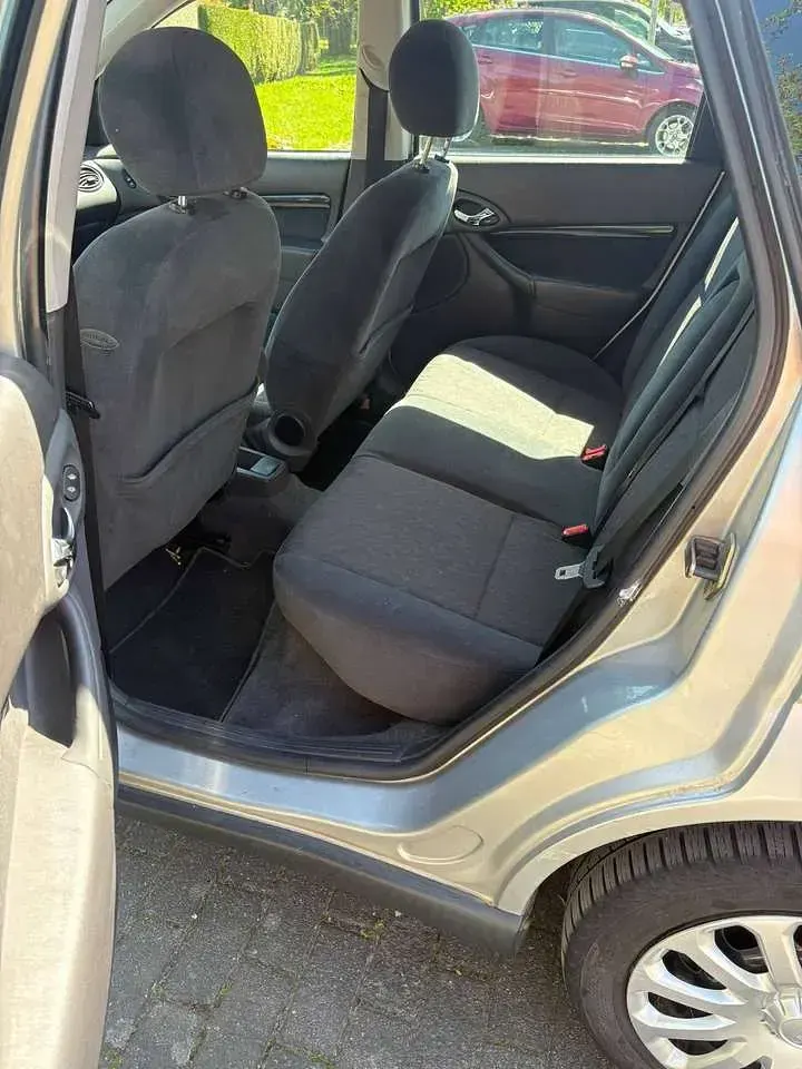 Gebraucht Ford Focus Ghia 116 PS (85 kW) 2000 Grau Limousine