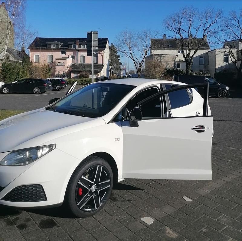 Weiß Gebraucht 2010 Seat Ibiza Kleinwagen | 1.199 € (Superpreis) - Bild 1/4