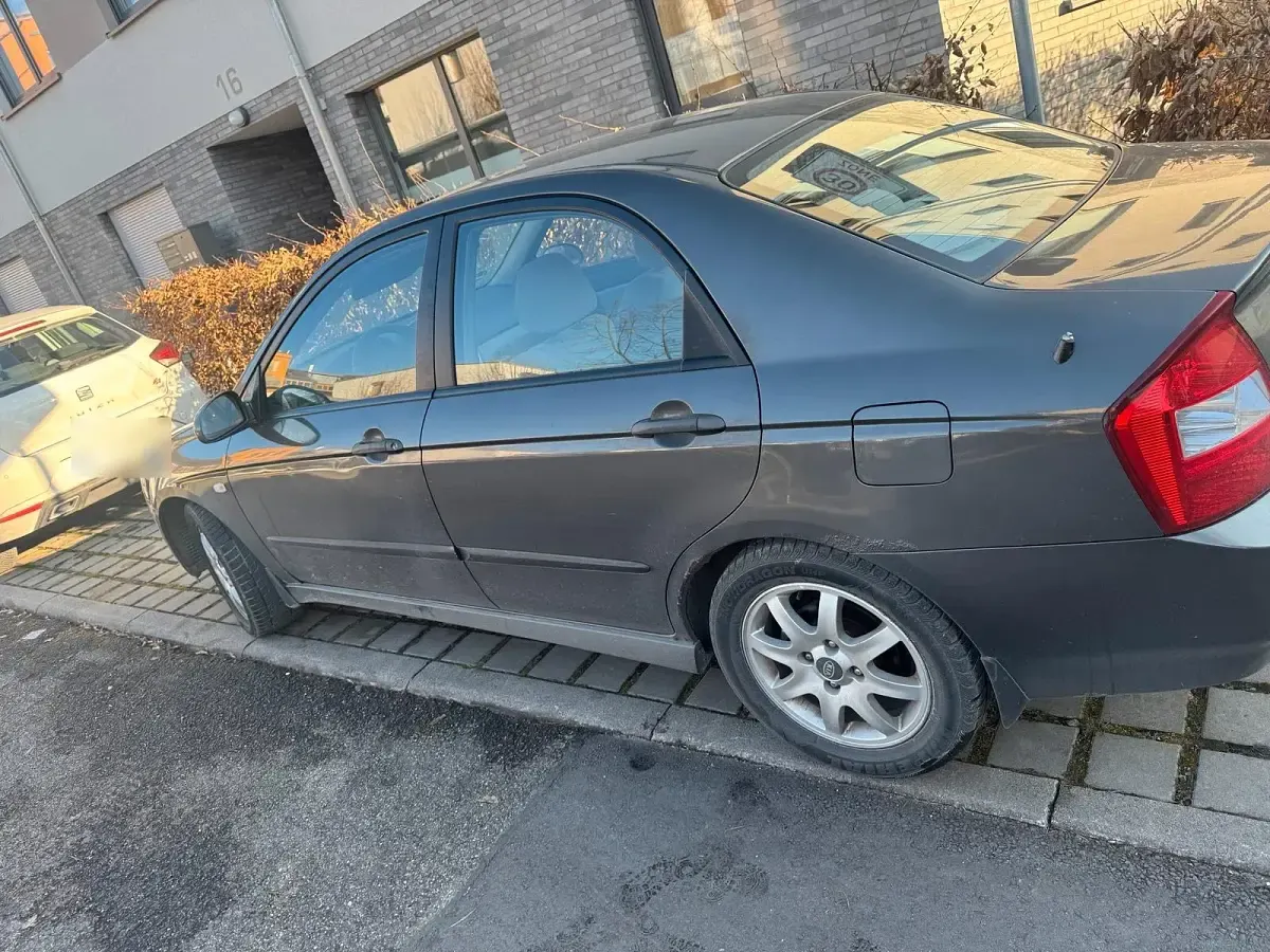 Używany Kia Cerato 140 KM (102 kW) 2006 Szary Sedan/Limuzyna