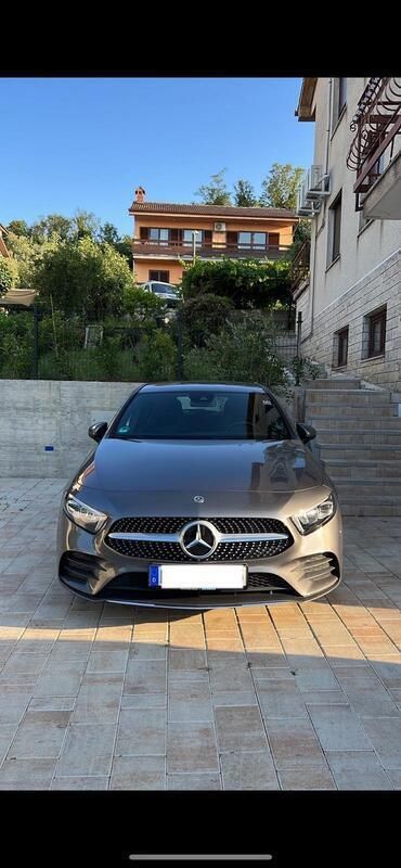 Grau Gebraucht 2019 Mercedes 180 AMG line Limousine | 21.800 € (Etwas zu teuer) - Bild 1/4