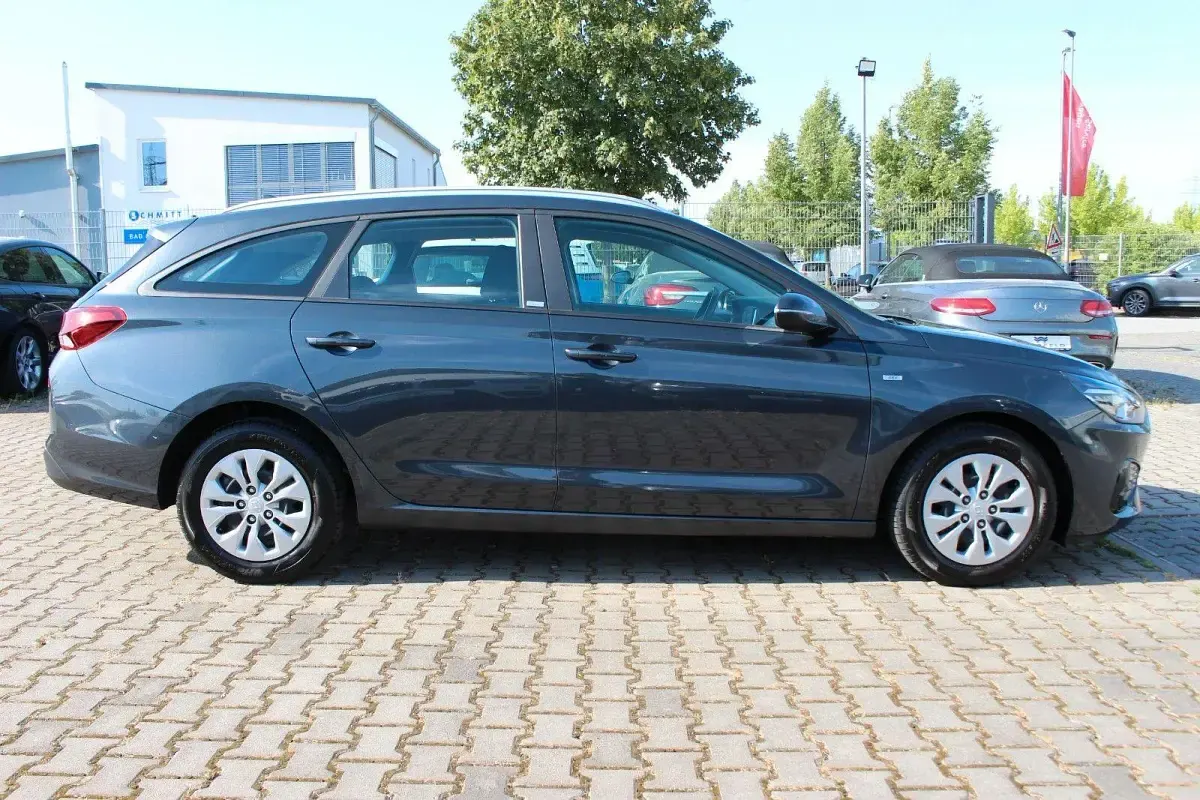 Gebraucht Hyundai i30 Select 120 PS (88 kW) 2020 Grau Kombi