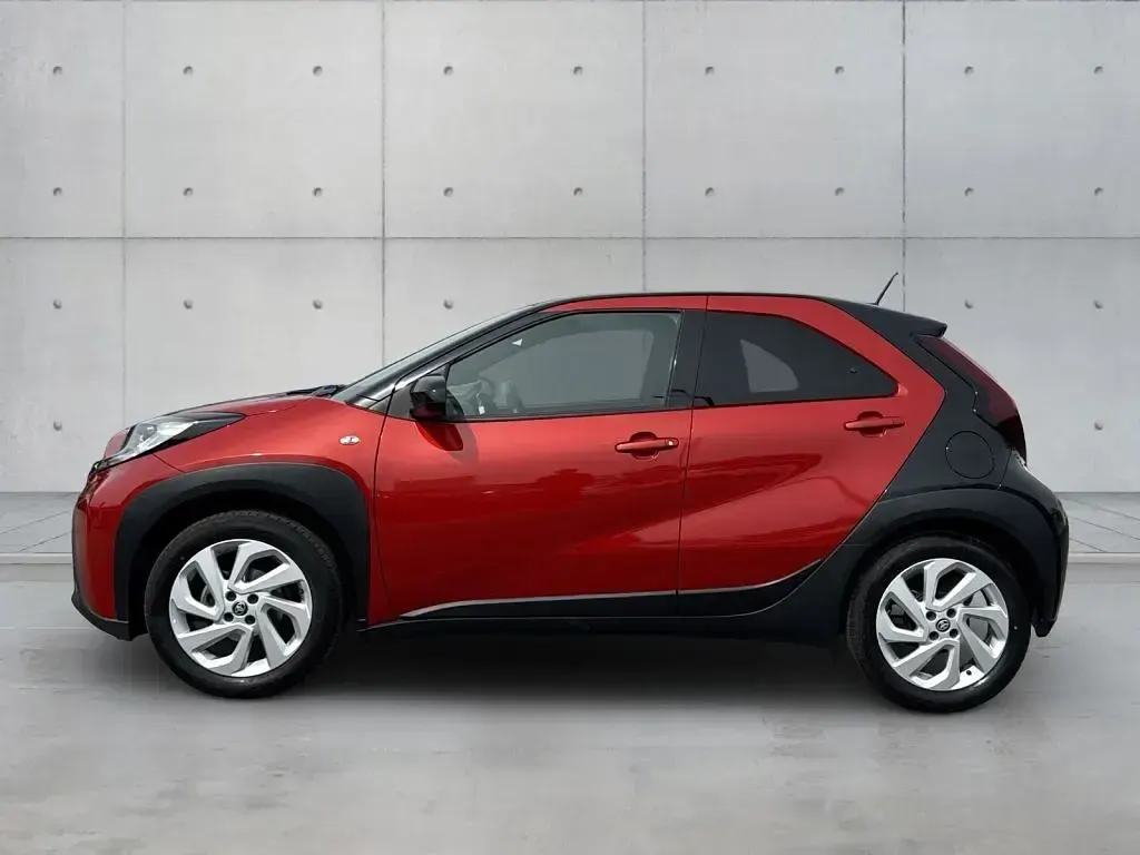 Gebraucht Toyota Aygo X Pulse 72 PS (52 kW) 2022 Chilli red perleffekt/dach nig SUV