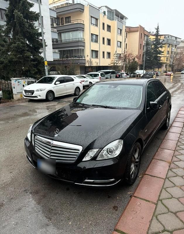 Gebraucht Mercedes E220 170 PS (125 kW) 2011 Schwarz Limousine
