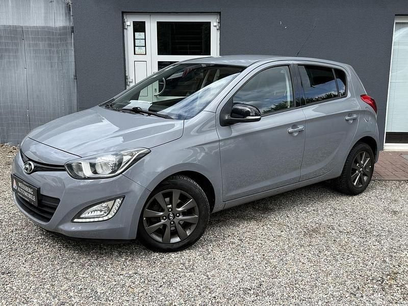 Grau Gebraucht 2014 Hyundai i20 Limousine | 3.990 € (Fairer Preis) - Bild 1/4
