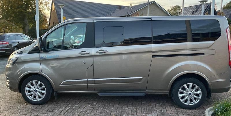 Gebraucht Ford Tourneo 131 PS (96 kW) 2021 Silber Van / Kleinbus