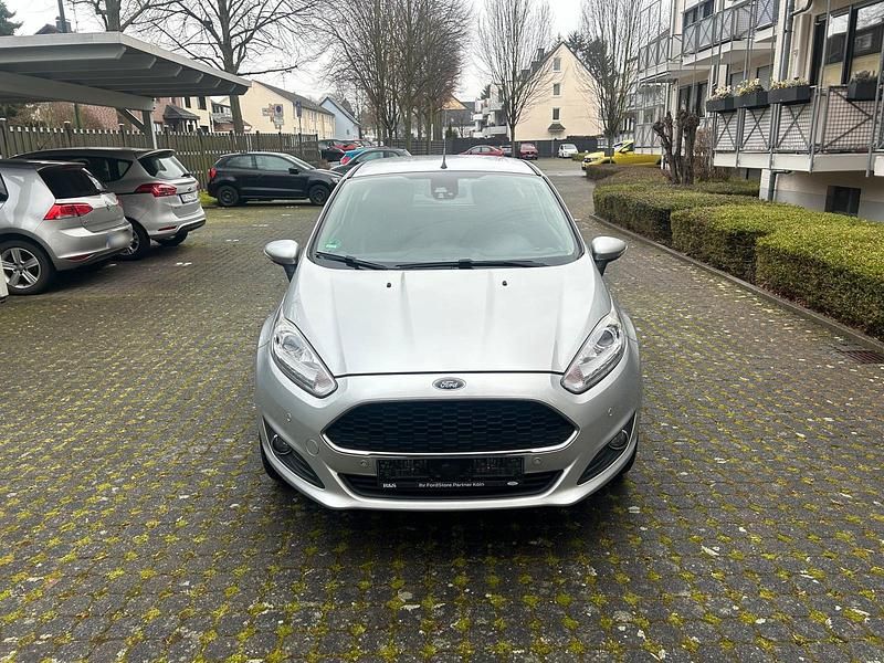 Gebraucht Ford Fiesta Celebration 80 PS (58 kW) 2016 Silber Kleinwagen