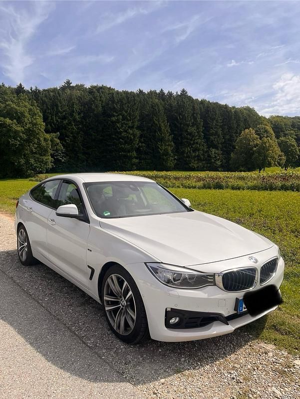 Weiß Gebraucht 2014 BMW 330 Sport Line Limousine | 13.999 € - Bild 1/4