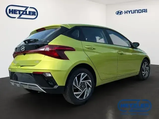 Gebraucht Hyundai i20 Trend 101 PS (74 kW) 2025 Lucid lime / met Kleinwagen