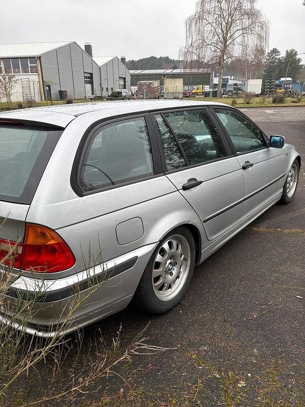 Gebraucht BMW 318 143 PS (105 kW) 2002 Silber Kombi