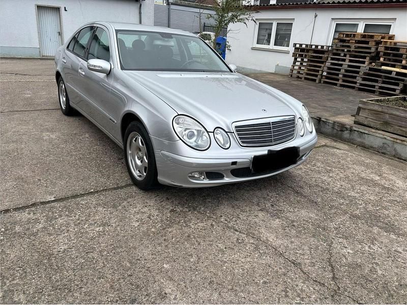 Gebraucht Mercedes E220 150 PS (110 kW) 2002 Silber Limousine
